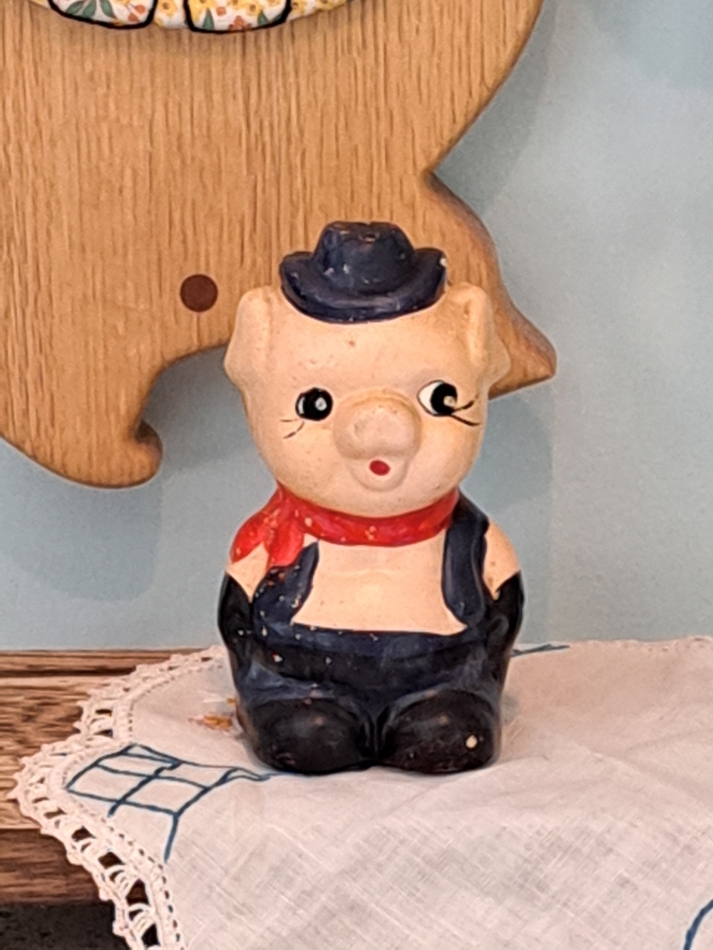 Vintage Style Pig Sherriff Shaker in Black and Red -